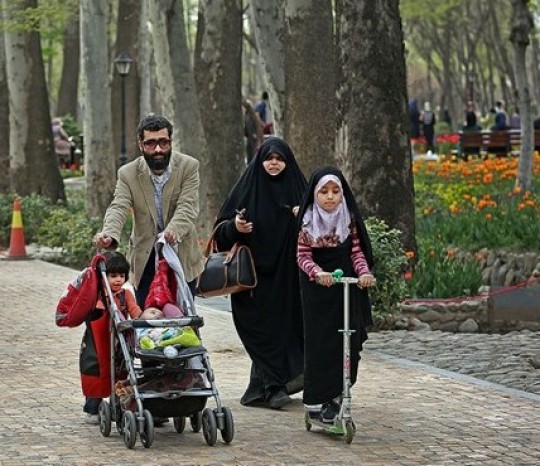 مادر با روحیه شاداب در تربیت فرزندان موفق تر عمل می کند